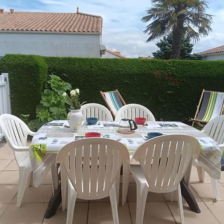 Maison Familiale Avec Piscine, Proche Et Commerces - Fr-1-476-214 *